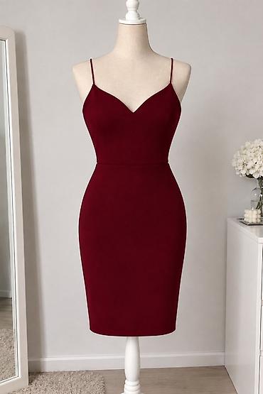 Elegantna bordo haljina na bretele - Kroj: uska, pencil silueta koja