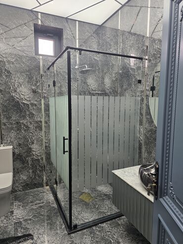 Mətbəx kranları: Şüşə duş kabinası – modern vannalı otaqlar üçün - Forma