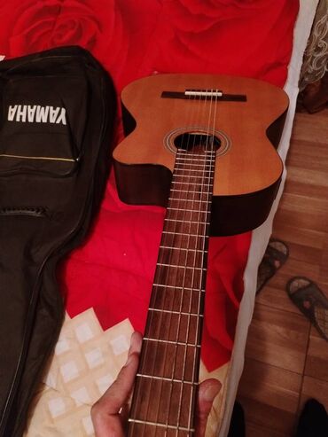 Gitaralar: 🎸 Yamaha Klassik Gitara – 210 AZN ✔️ Əla vəziyyətdədir, heç bir