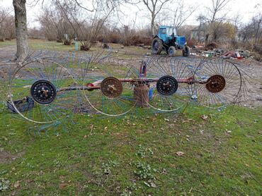 Traktorlar: Mavi rəngli təkərli kənd təsərrüfatı traktoru. Texniki xüsusiyyət və — 10