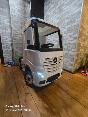 Nənnilər: Uşaq üçün elektrikli yük maşını – Mercedes-Benz dizaynlı - Rəng: ağ -