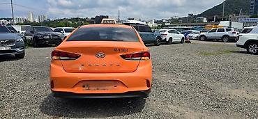 лумумбы: Аренда Саната Кожожош Автомобиль Hyundai Sonata яркого оранжевого — 5