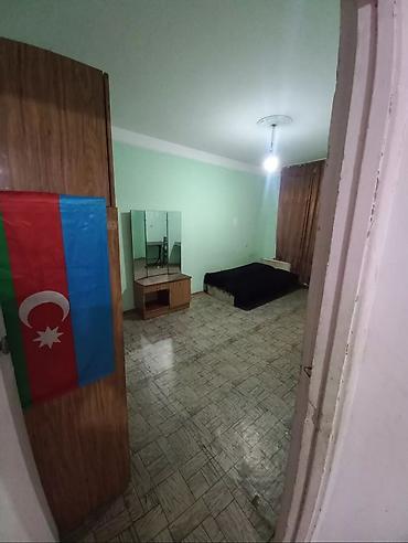 berde kiraye: Evdə 3 otaq var .hər otaqda 1 nəfər qalır .2 nəfər otaq yoldaşı — 1