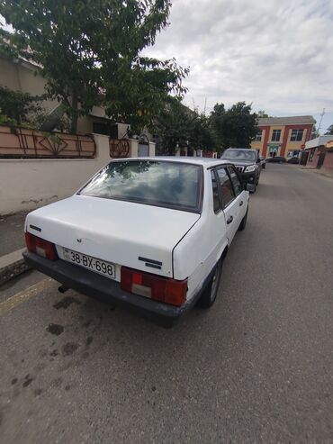 ваза для сладостей: Ağ rəngli Lada Samara sedan tipli avtomobil. Avtomobilin dörd qapısı