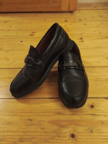 Ayaqqabılar: Qara rəngdə olan dəri kişi ayaqqabıları. Dəbli dizaynı ilə həm rəsmi — 21