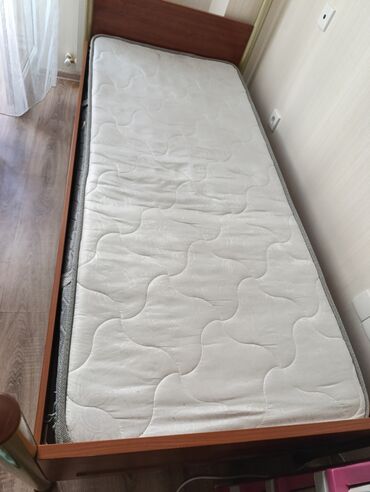 Masalar və oturacaqlar: Təknəfərlik çarpayı, Bazasız, Matras ilə, Siyirməsiz