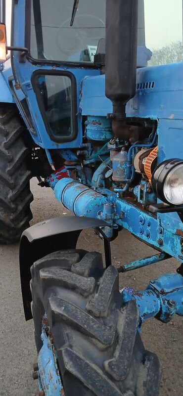 Traktorlar: Mavi rəngli tam kabinli təkərli kənd təsərrüfatı traktoru — 4
