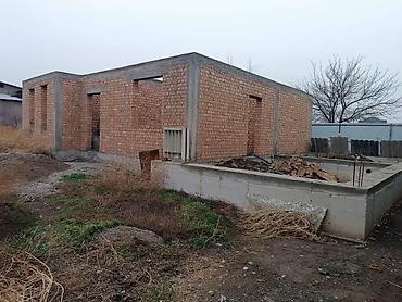 барачные дома: Продаётся недостроенный кирпичный дом с монолитными железобетонными — 1