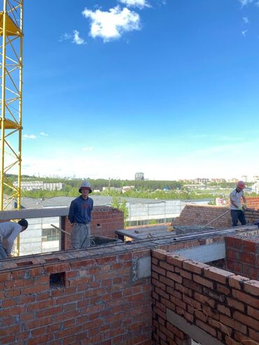 недостроенные дома: Мощный строительный кран с прочной металлической конструкцией