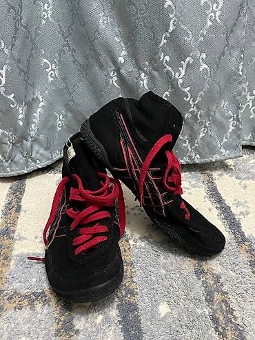 футбольные ботасы: Мужские кроссовки, 41, Asics, Б/у, цвет - Черный, Самовывоз — 1