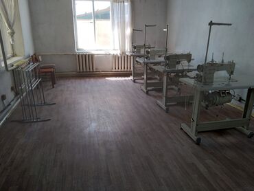 советская швейная машинка: Сдаю швейный цех 70 м2 Закройный стол длина 6.5 метров. Есть машинки
