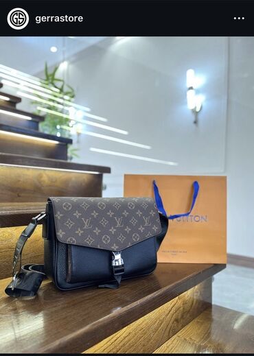 черная майка с бахромой: Сумка-мессенджер Louis Vuitton - Формат: компактная прямоугольная