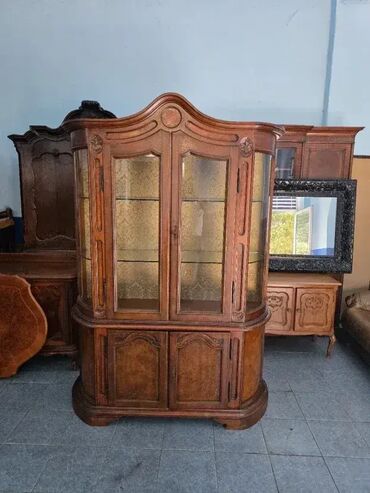 Stilske vitrine: Prelepa vitrina u odlicnom stanju. Visina 210 cm Sirina 150 cm Dubina — 3