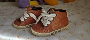 детские обуви: Продаю детские кожаные мокасины девятнадцатый размер очень мягкие и