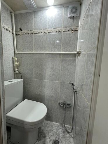 Uzunmüddətli kirayə mənzillər: Inşaatçılar metrosu düz çıxışında 5 mərtəbəli binanın 1-ci mərtəbəsi — 8