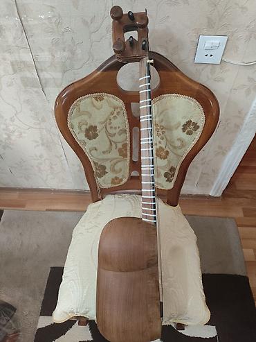 gitara tarnada: Gözəl və ideal səsə malik açıq, zil səsli, köhnə və tam professional — 3