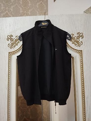 b ortuk var: Kişi yeleyi – qara rəng, fermuarlı, yaxası hündür - Model: qolsuz — 7