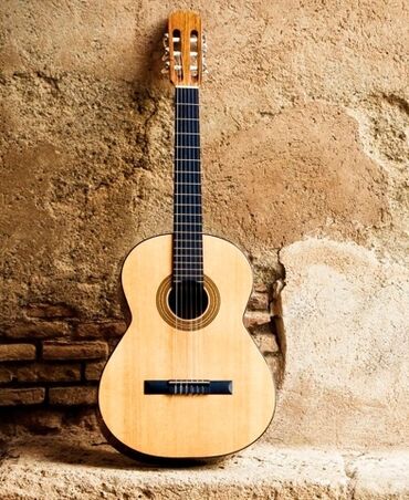 акустическая гитара с нейлоновыми струнами: Klassik akustik gitara - Korpus: tam ölçülü klassik forma, açıq