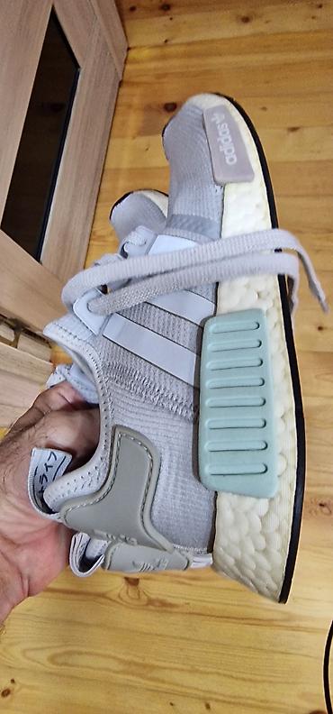 ev ayaqqabısı: Adidas NMD R1 kişi/kadın idman ayaqqabısı - Rəng: açıq boz (ağ detal — 2