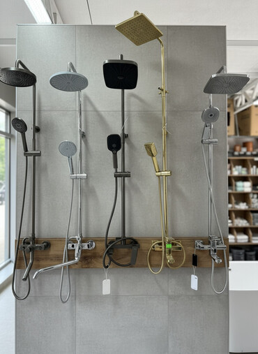 кран для душ: Душевые системы и стойки с верхним тропическим душем и ручной лейкой