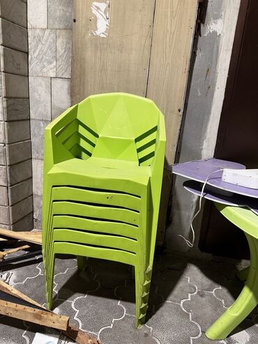 Другое оборудование для фастфудов: Продаю стуля зелённая 8шт, состояние хорошие