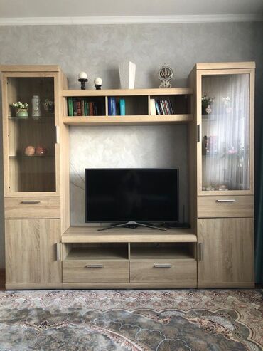 мебель деревянная: Зал үчүн гарнитур, Шкаф, ТВ үчүн тумба, түсү - Саргыч боз, Колдонулган