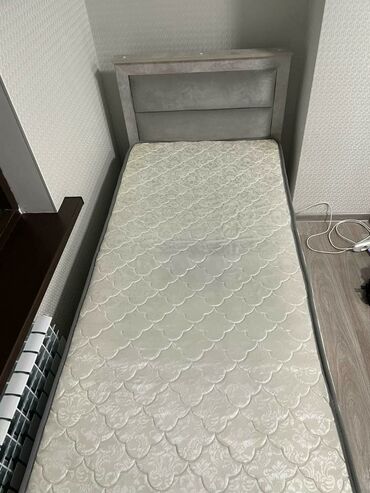 металические кровати: Односпальная Кровать, Б/у