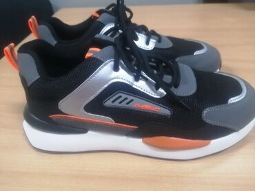 adidas ayaqqabı: İş ayaqqabısı
Ölçü 44