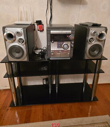 Микрофоны: Samsung markalı qara və gümüş rənglərdə olan bu stereo sistem iki