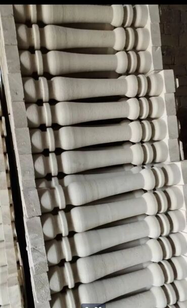 Pilləkən məhəccərləri: Ağ rəngli, müxtəlif formalı və ölçülü dəmir-beton sütunlar. Bu — 24