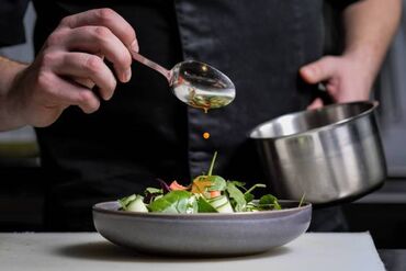 требуется риэлтор: Требуется Повар : Горячий цех, Европейская кухня, 1-2 года опыта