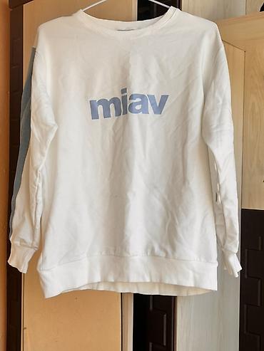 Kişi geyimləri: Ağ rəngli sweatşört – “miav” yazılı - Dizayn: Ön hissədə açıq mavi — 1