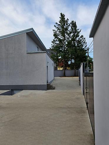 Magacini i radionice: IZDAJEM ILI PRODAJEM POSLOVNI PROSTOR 250m2 i 4 ari placa. Objekat — 16