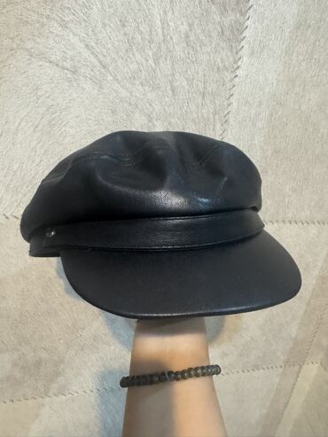 Baş geyimləri: Qara dəri kepka – kapitan/baker boy stili - Material: yüksək — 1