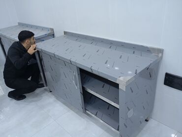 Restoran mebeli: Paslanmayan metaldan hazırlanmış, sürgülü qapıları olan dolab