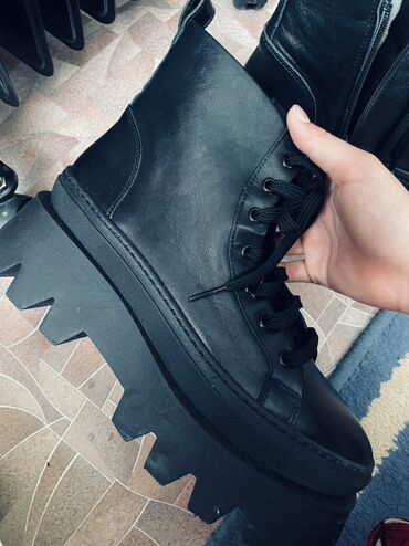 Ботинки и ботильоны: Черные женские ботинки на массивной платформе. Турецкий бренд покупали — 9