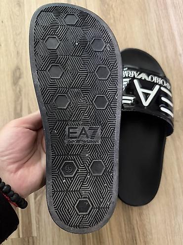 džemper: EA7 Emporio Armani muške papuče – crne - Model: klasične klizne — 2
