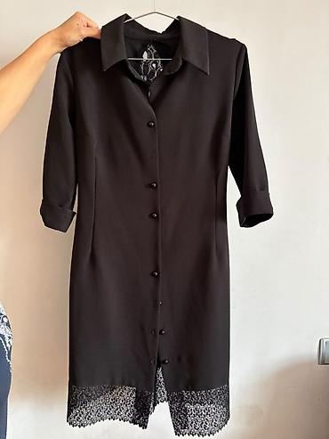 kicik qara don: Qara rəngli zərif paltar - Model: düyməli, yaxalıqlı, dizə yaxın — 3