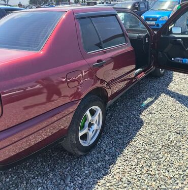 Volkswagen: Volkswagen Vento: 1996 г., 1.8 л, Механика, Бензин, Седан