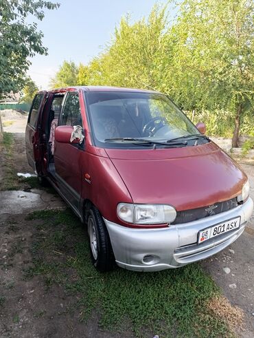 шина на мини трактор: Минивэн Nissan Serena, выполненный в красном цвете, предлагает