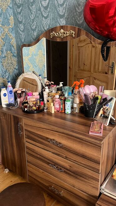 Yataq otağı dəstləri: Damla firmasının modelidir. 5 ay işlənib. təzə qalıb. sandıqca və — 8