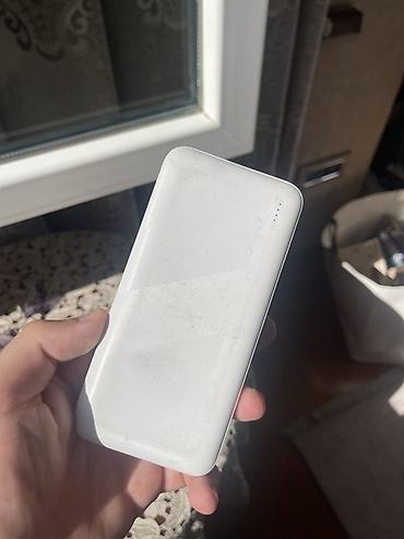 Ağ rəngli portativ enerji bankı (powerbank). - Kompakt və yastı