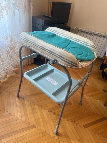 Korpe bebeler ucun masa ustunde paltarini pampersini deyishmek