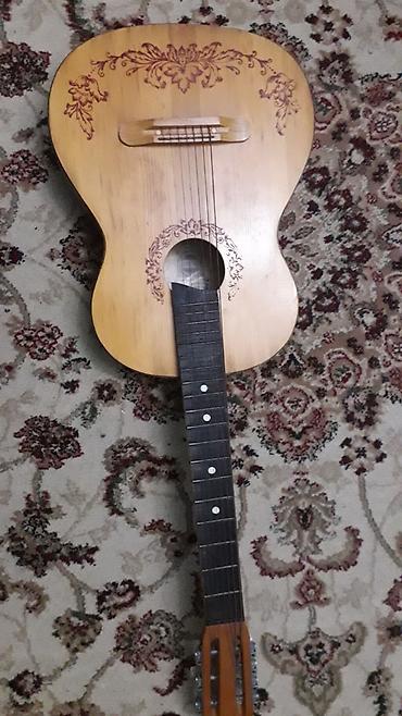 gitara qara: Sovet istehsalı 7 simli rus gitarası - Korpus: yuxarı deka ağacdan — 7