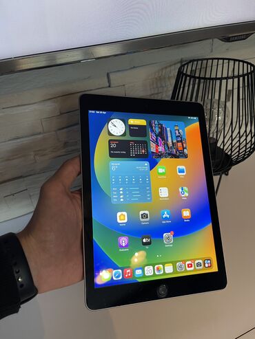 os crna sa obriszenskog lika: IPad 5 Wifi 128 iPad u vidjenom stanju kao na slikama .  Trenutno je