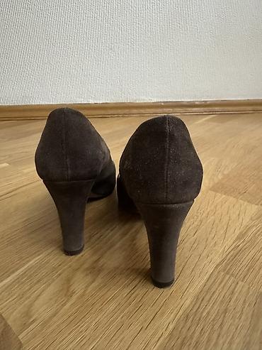 Tuflilər: Qadın ayaqqabısı – tünd qəhvəyi süet, açıq burunlu (peep-toe) model — 2
