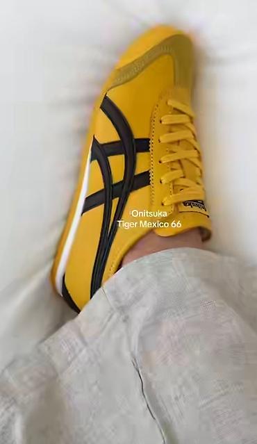 кызыл кия кыз: Кеды Onitsuka Tiger Mexico 66, цвет жёлтый с чёрными полосами. - — 2