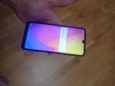 Boşqablar: Xiaomi Redmi (arka qapaqda “Redmi” loqolu, qara rəng) smartfon. Əsas