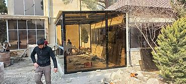 cambalkon: Qara alüminium karkaslı, tünd rəngli temperli şüşədən hazırlanmış açıq — 1