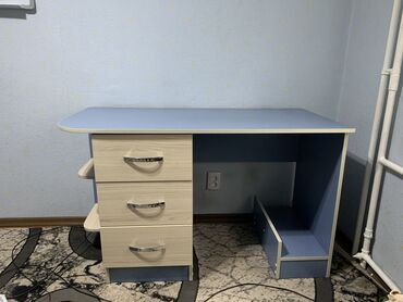 большие столы для работ: Стол, цвет - Голубой, Б/у